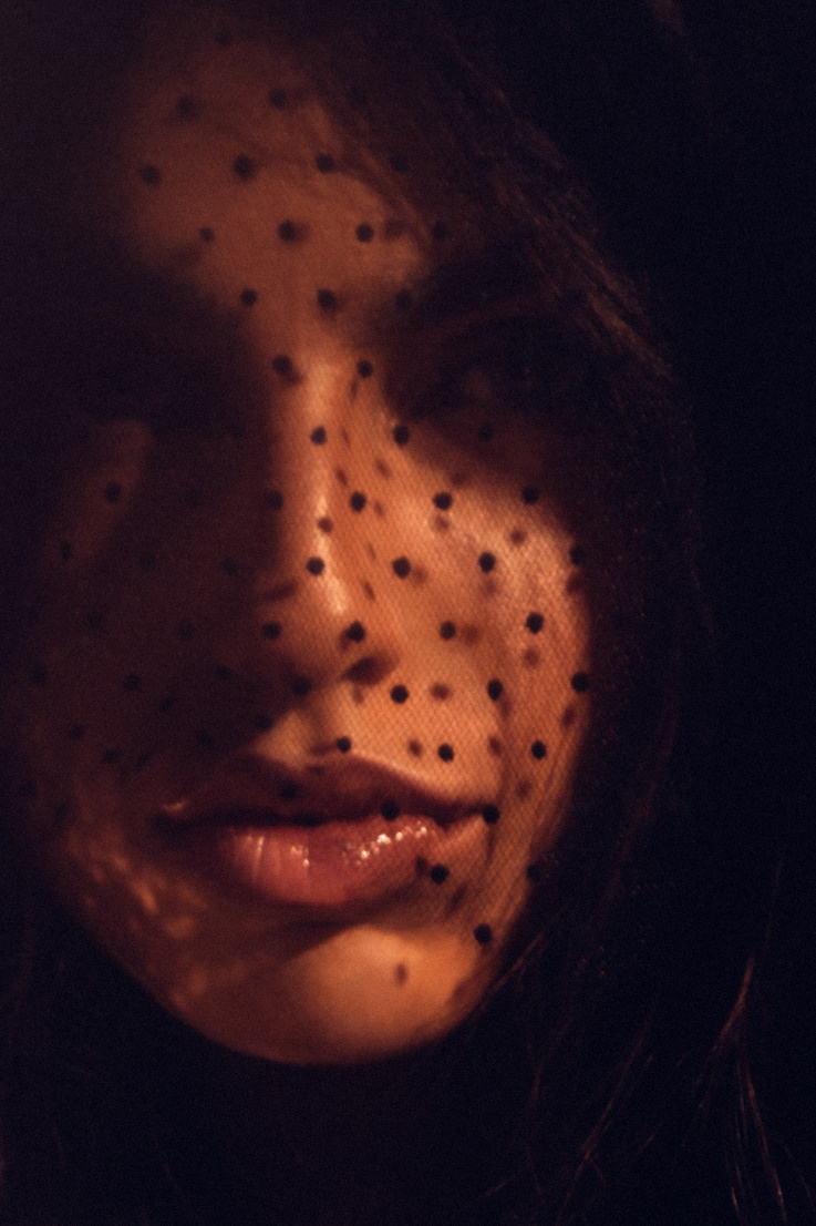 потрет загадочной девушки в вуале