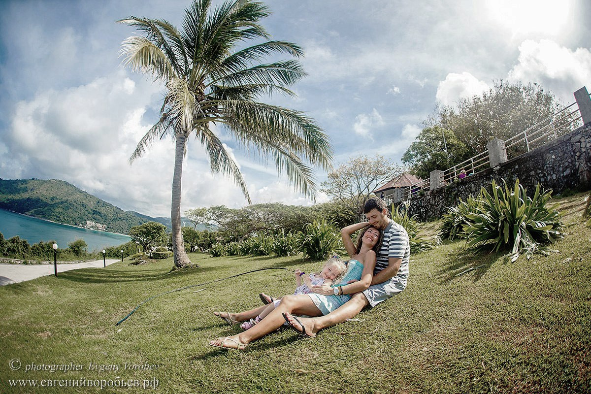 семейная фотосессия Пхукет фотограф пляж Ката Карон Найхарн Патонг Найхарн Сурин море счастье радость идея место образ пример фото позы для фотосессии Phuket Naiharn Kata Karon Patong Surin заказать фотосъёмку цена детская фотосессия