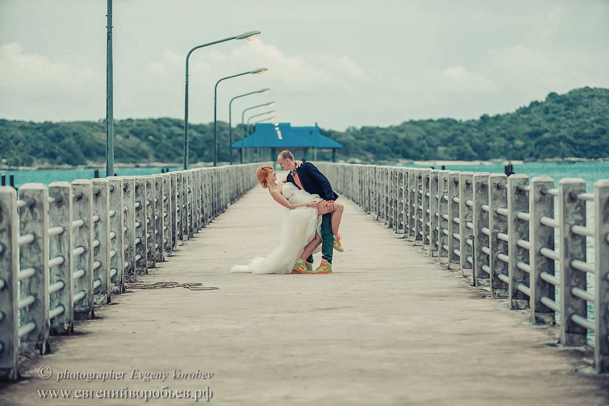 Свадебная фотосессия Пхукет фотограф пляж море пирс невеста платье жених романтическая фотосъёмка море Ката Карон Найхарн Патонг Найхарн Сурин море счастье радость идея место образ пример фото позы для фотосессии Phuket Naiharn Kata Karon Patong Surin 