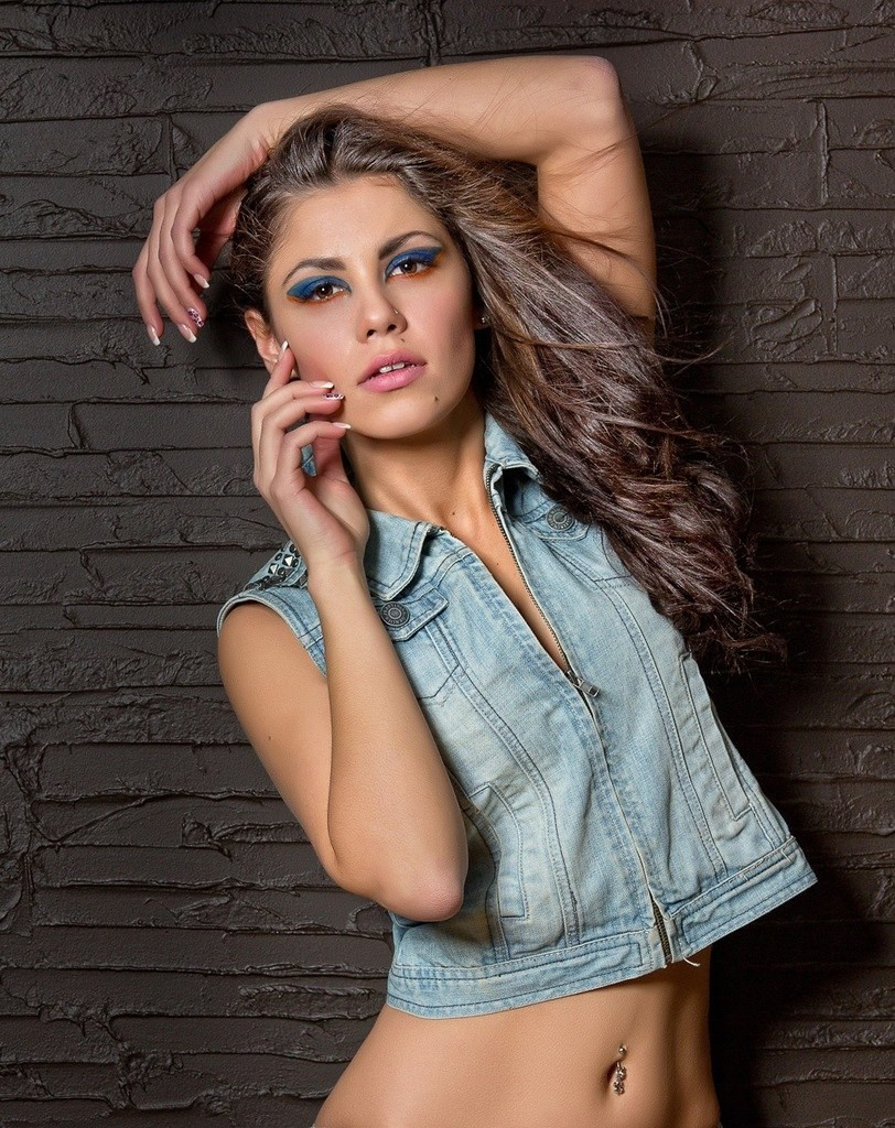 женская фотосессия для сайта знакомств социальных сетей в Красноярске фотосессия для девушки фотограф Красноярск идея образ примеры фото позы для фотосессии женский бизнес портрет лучший фотограф Красноярск фотосессия ИИ промт для фотосессии нейросеть красивые места локации для фотосессии в Красноярске цена заказать фотосессию фотостудия Красноярск 