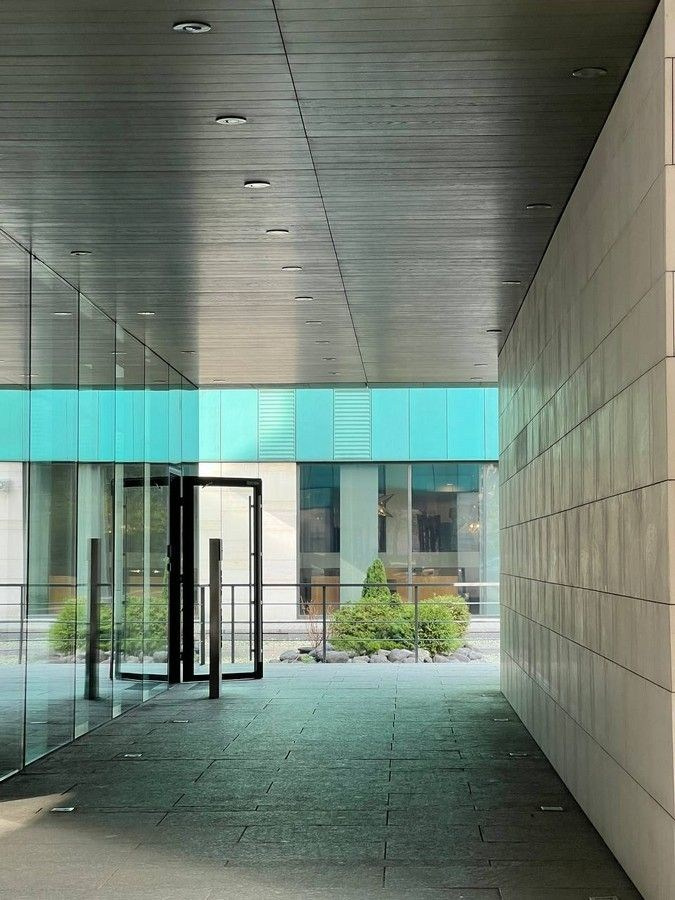 Фотосессия у дома — лестница и архитектурный декор фасада