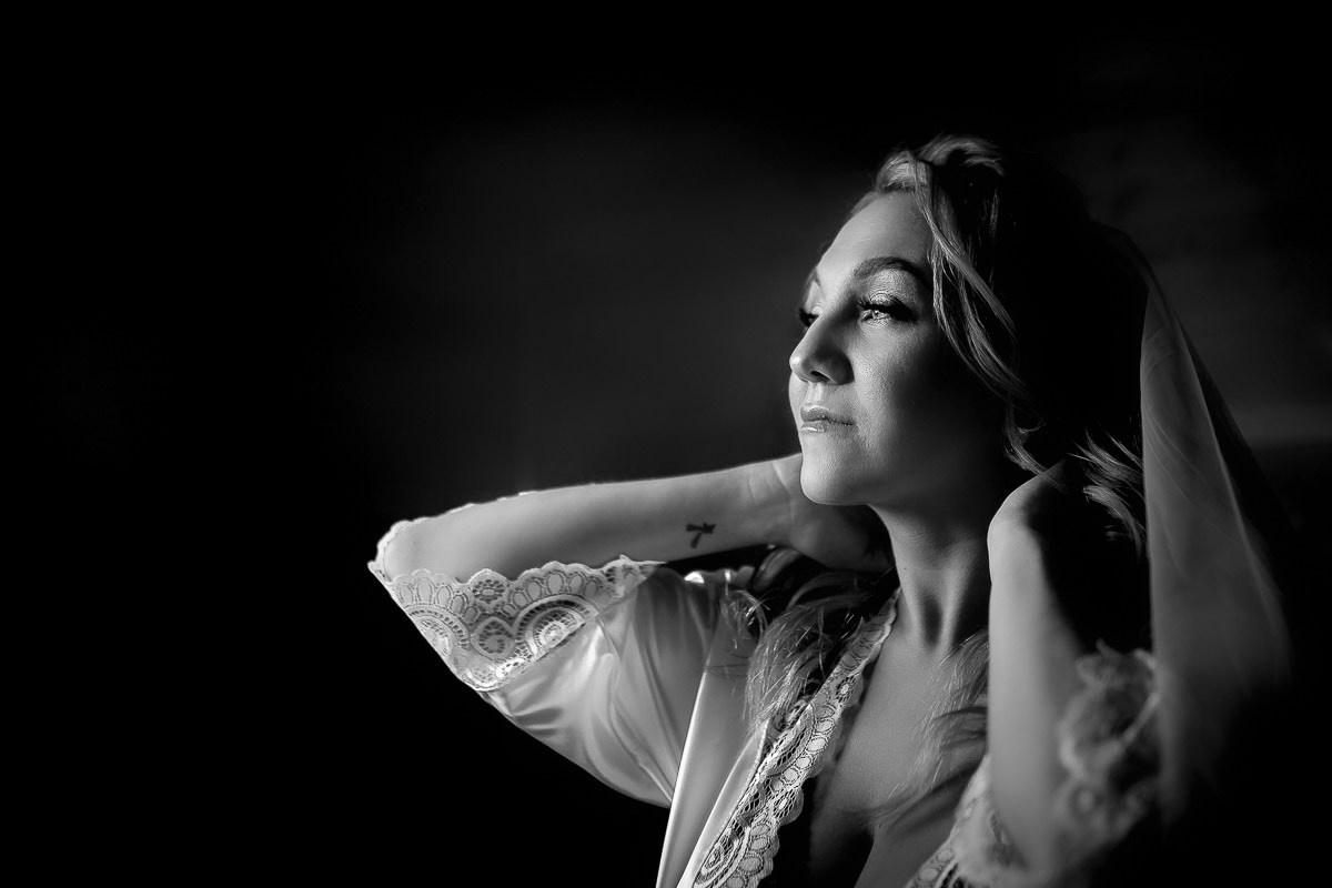 Невеста поправляет причёску в комнате в Санкт-Петербурге. Чёрно-белый кадр