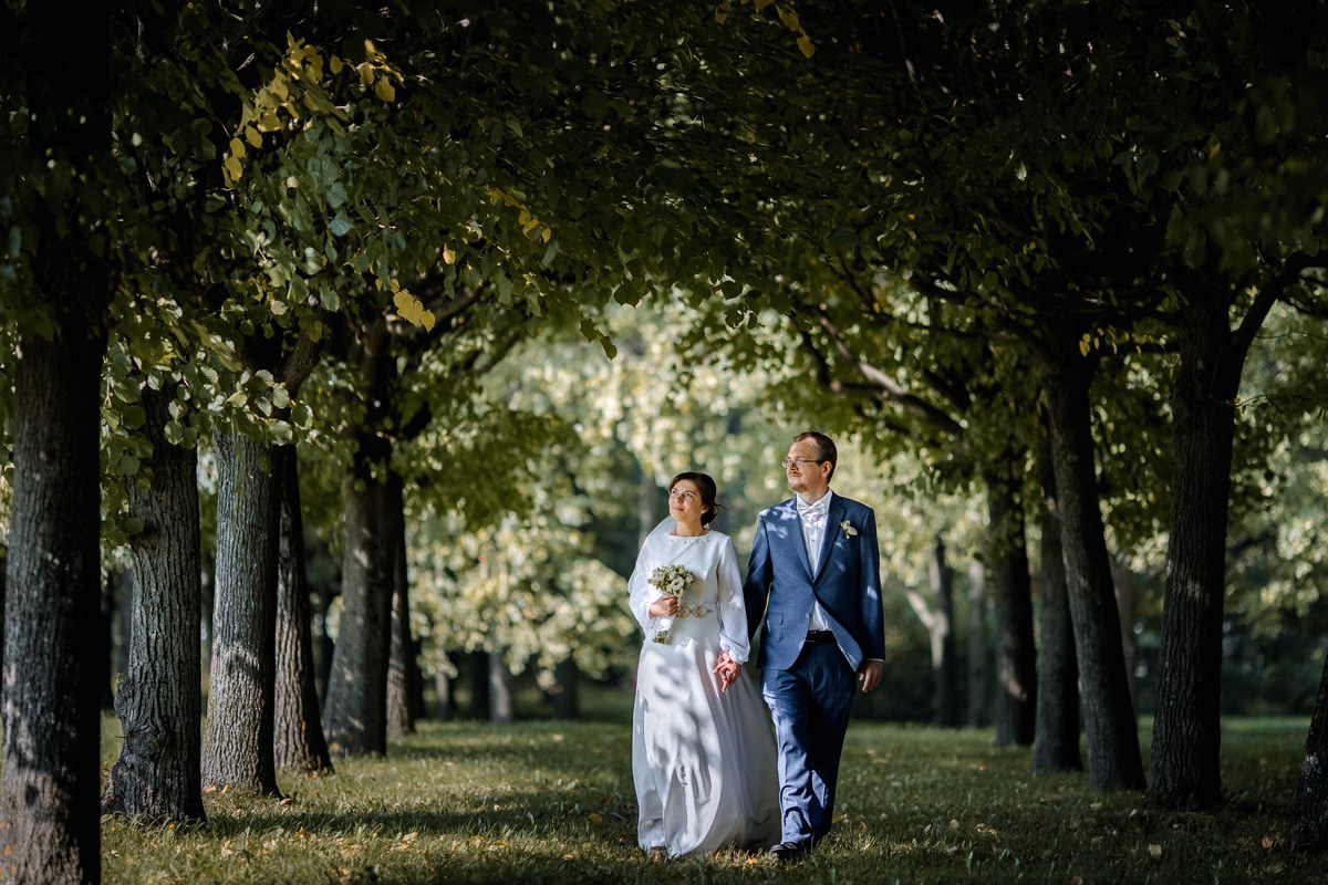 Жених и невеста идут по аллее парка ЗАГСа Красносельского района СПб