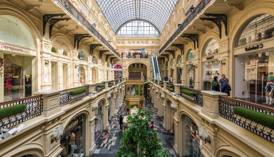 Фотосессия у исторического дома — фасад с лепниной