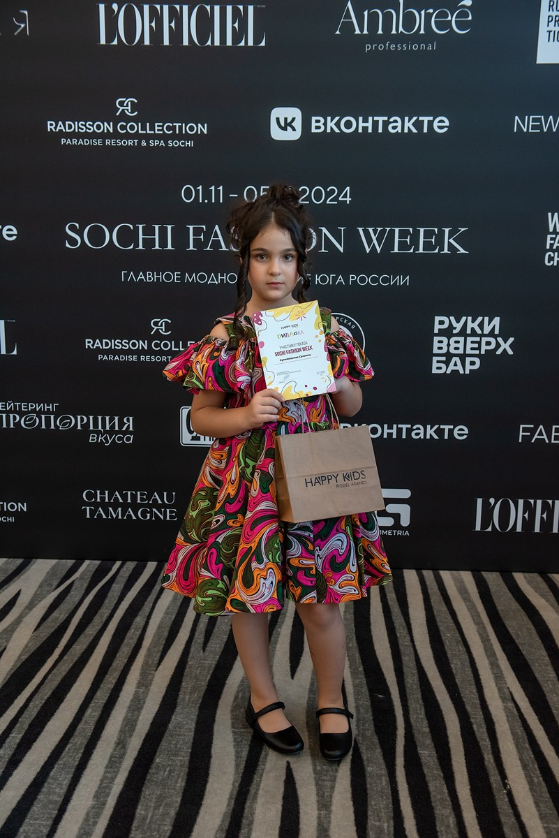 SochiFashionWeek2024 дизайнер Юлия Крылова. Семейный и коммерческий фотограф в Сочи Александр Бодунов