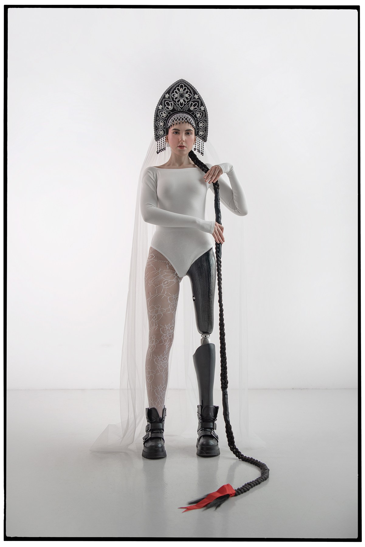 Девушка с протезом ноги в русском стиле.