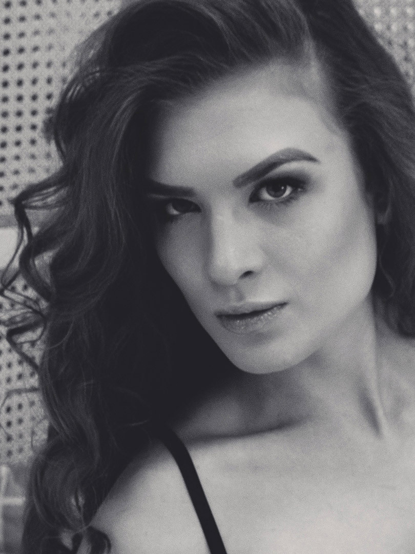 черно белый портрет молодой девушки в кресле