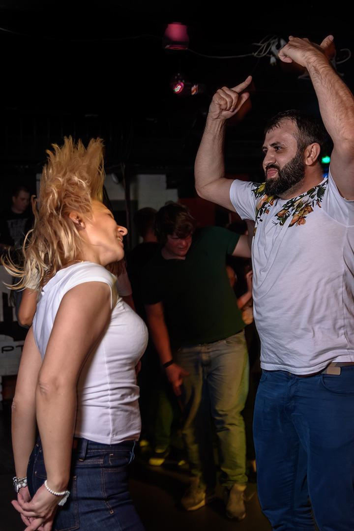 дикие танцы в заведении ночной клуб