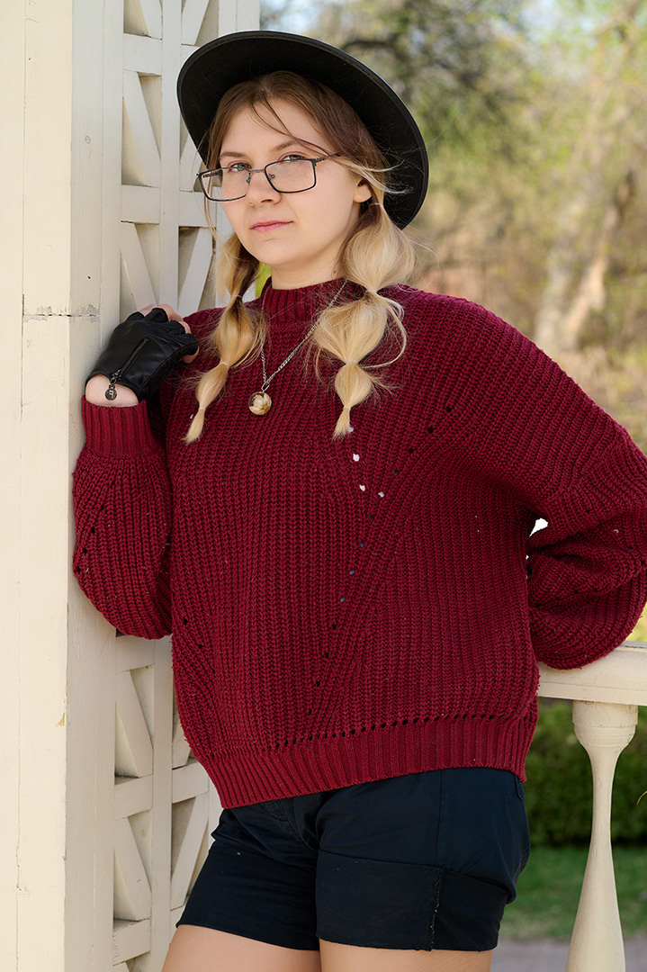 Девушка в красном свитере в парке имени Горького