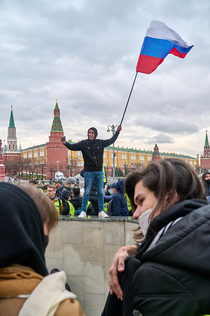 фотограф Андрей Богатов Сызрань, общество, человек на площади с флагом России
