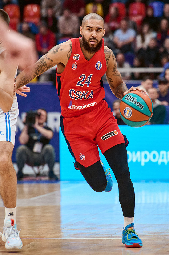 Баскетбольный матч ЦСКА-Зенит, репортаж, ЦСКА ведет мяч