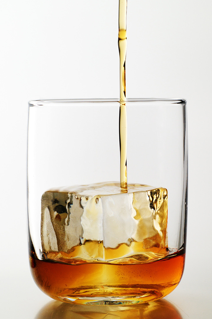 фотограф Андрей Богатов Сызрань, рекламная фотосъёмка для бара, виски льется в бокал со льдом
