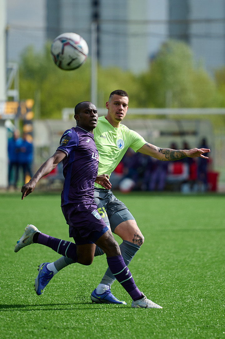 ФНЛ, Матч Родина - Уфа 2:1, борьба за мяч на футбольном поле