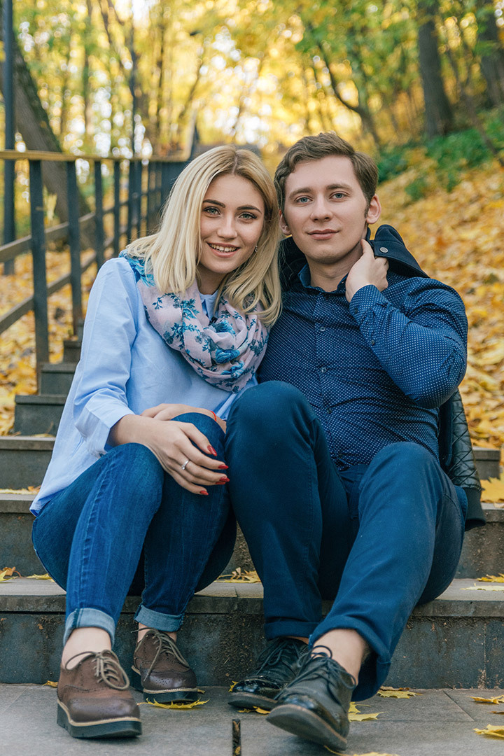 фотосессия на улице, влюбленные обнимаются на лестнице в парке