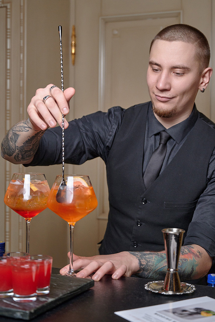 фото отчет бармен готовит коктейль в баре, фотограф Андрей Богатов Сызрань