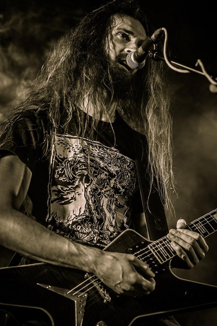 ритм гитарист исполняет соло, рок концерт