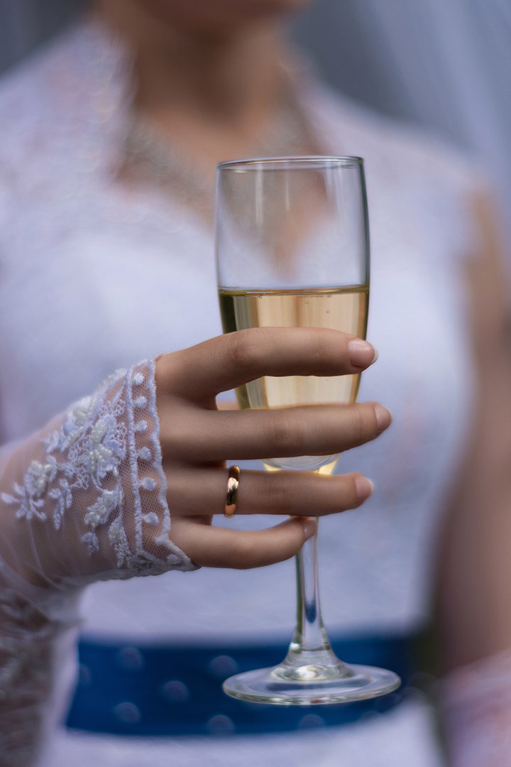 фотограф Андрей Богатов Сызрань, Свадебная фотосессия, невеста держит бокал шампанского