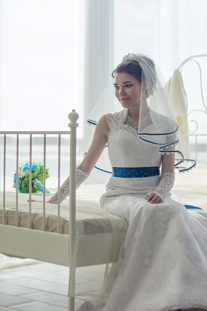 свадебная фотосессия невеста в белом платье ждет своего жениха Сызрань