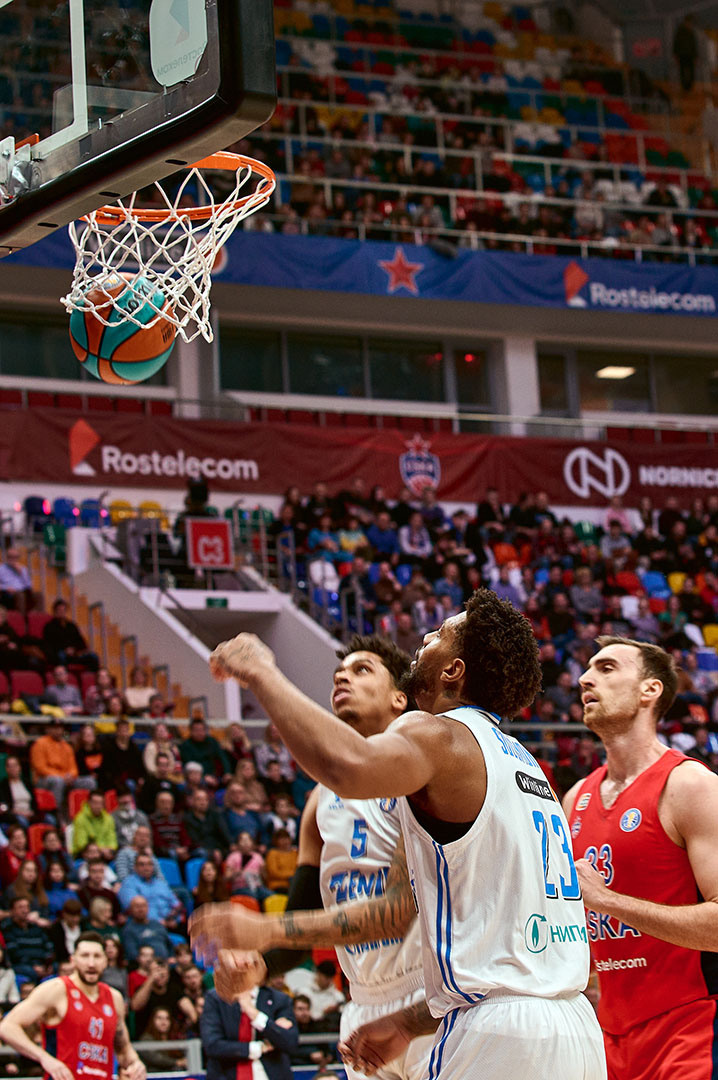 фотограф Андрей Богатов Тольятти, Баскетбольный матч ЦСКА-Зенит, Зенит забрасывает мяч в корзину ЦСКА