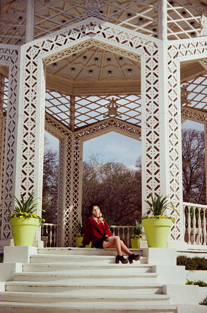 весенняя фотосессия молодой девушки в парке Горького