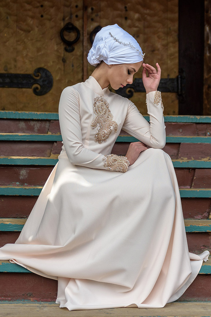 фото прогулка девушка в платье летом на улице города