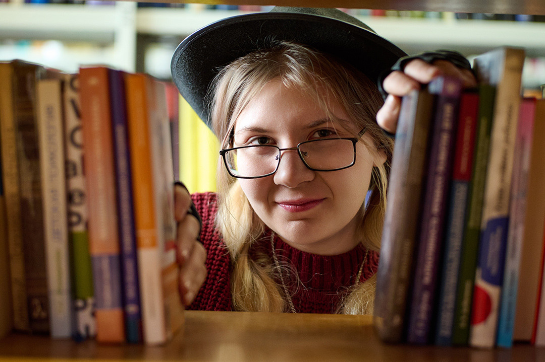 Девушка любит читать книги. Фотограф Андрей Богатов
