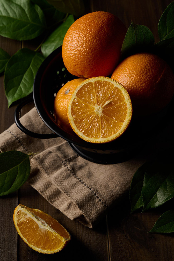 свежие апельсины нарезаны на столе ресторана Сызрань, Ульяновск, Тольятти