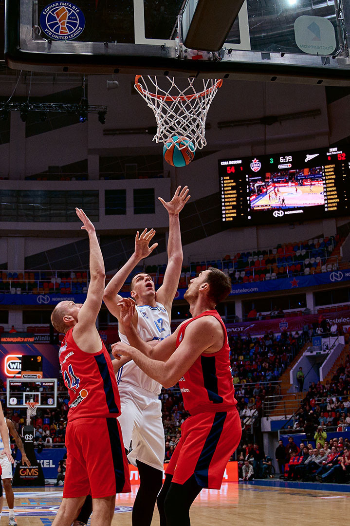 Баскетбольный матч ЦСКА-Зенит, фотоочет, Зенит забрасывает мяч в корзину ЦСКА