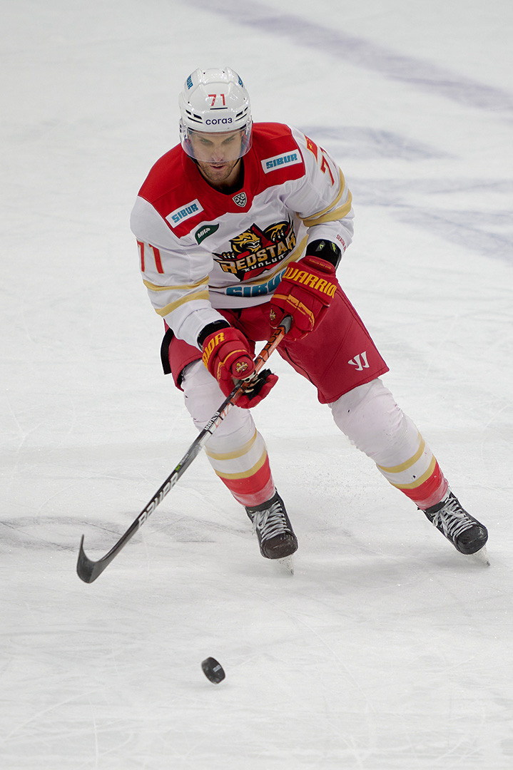 спортивный репортаж КХЛ хоккеист с клюшкой бросок шайбы, фотограф Андрей Богатов Сызрань