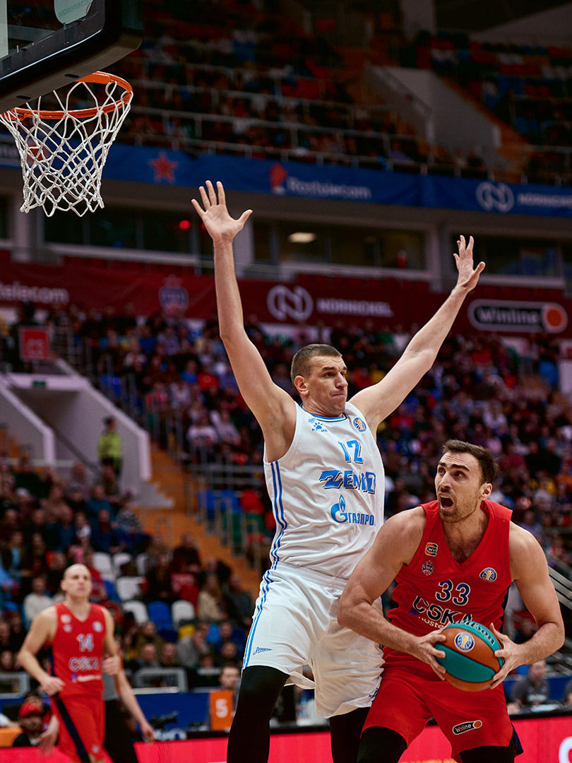 спортивный фотограф Андрей Богатов Тольятти, Баскетбольный матч ЦСКА-Зенит, игрок ЦСКА готовится к броску 