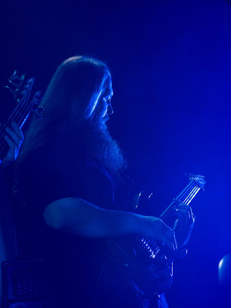 бас гитарист играет на гитаре, рок концерт