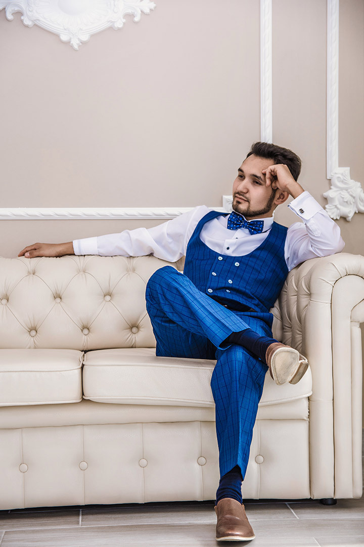 Свадебная фотосессия, жених в синем костюме ждет свою невесту