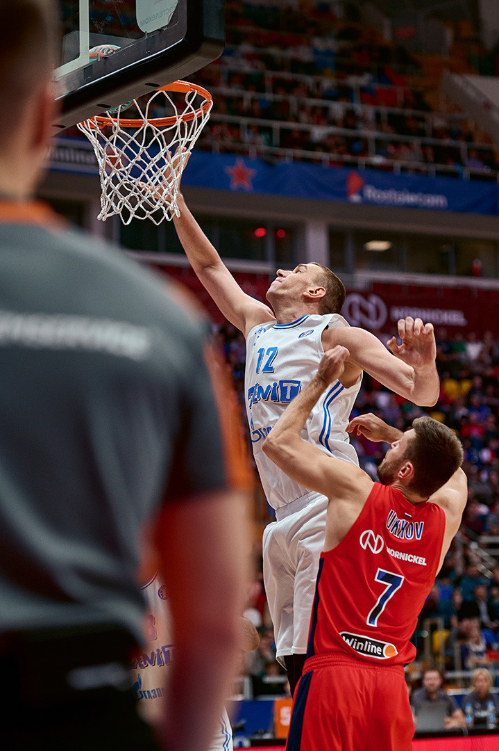 спортивный фотограф Андрей Богатов Самара, Баскетбольный матч ЦСКА-Зенит, Зенит забрасывает мяч в корзину ЦСКА