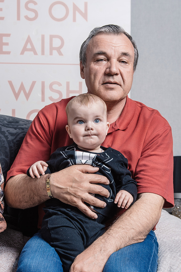 семейная фотосессия с детьми, семейный портрет, дедушка держит внука