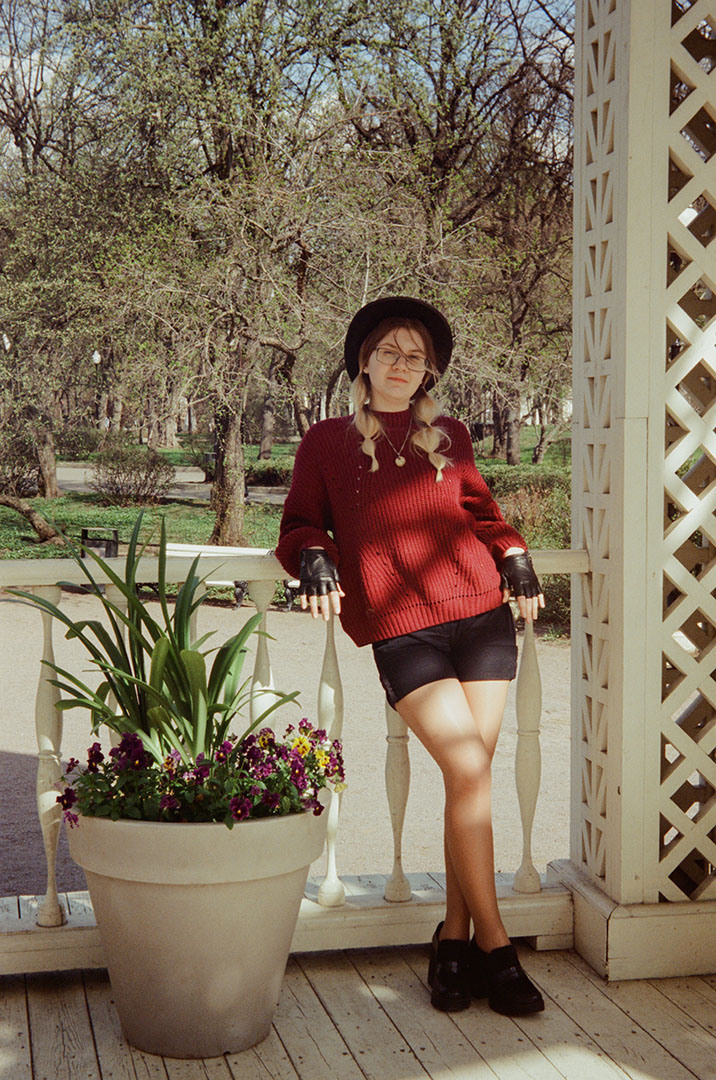 фотограф Андрей Богатов, портрет молодой красивой девушки в парке