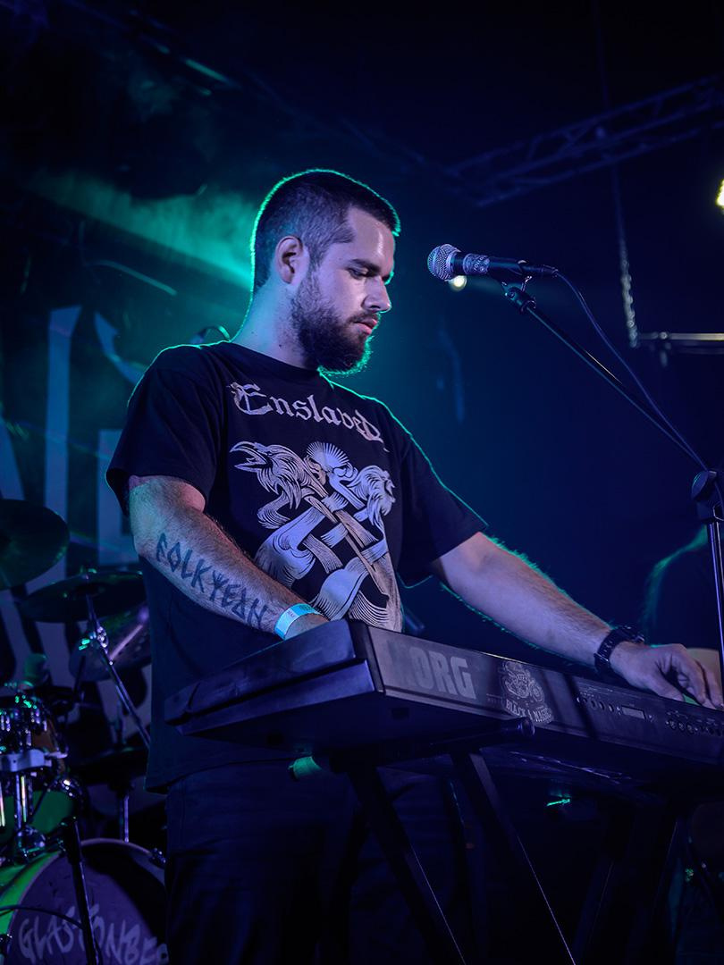 фронт мен группы играет на синтезаторе korg