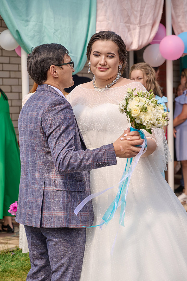 свадебная фотосессия, невеста с букетом танец