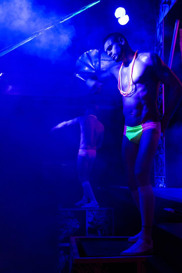 стриптиз шоу для дам в клубе