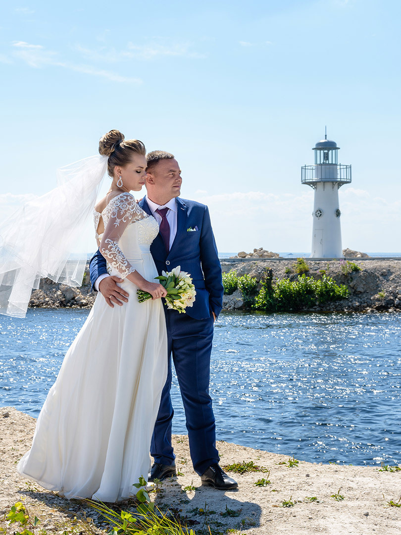 Свадебная фотосессия, портрет жениха с невестой на море