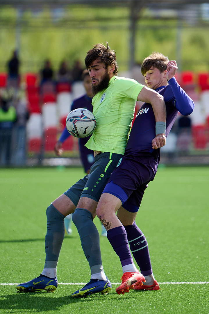 Спортивный фотограф Андрей Богатов Сызрань. Футбольная Национальная Лига, Родина - Уфа 2:1, борьба за мяч