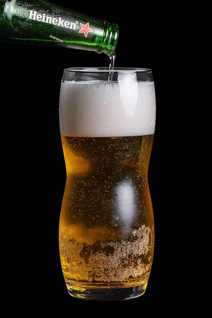 фуд фотография напитки, предметная съёмка, бокал пива heineken