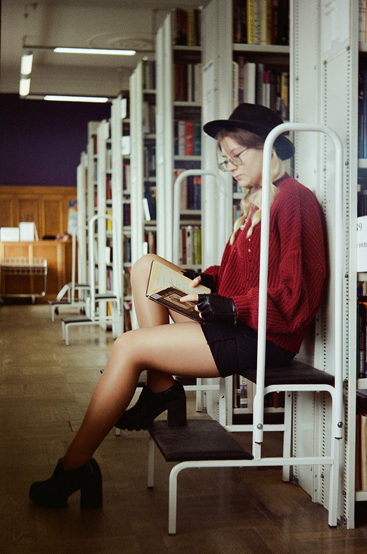 девушка читает книгу в библиотеке, снято на фотоаппарат ФЭД