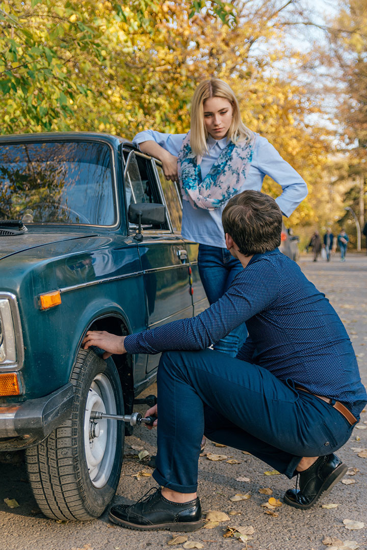 фотограф Андрей Богатов Сызрань, мужчина меняет колесо а девушка на него злится