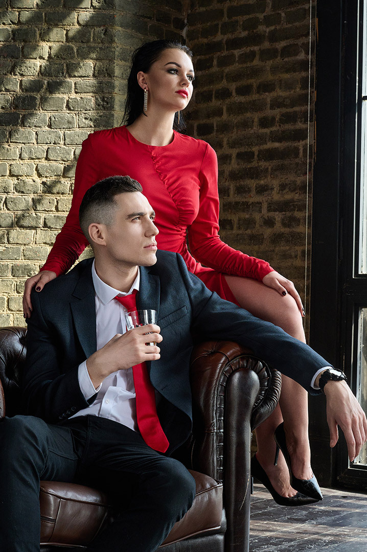 фотограф Андрей Богатов Сызрань, влюбленные сидят в кресле и смотрят в окно