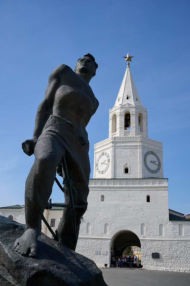 Памятник Муса Джалиль в Казани