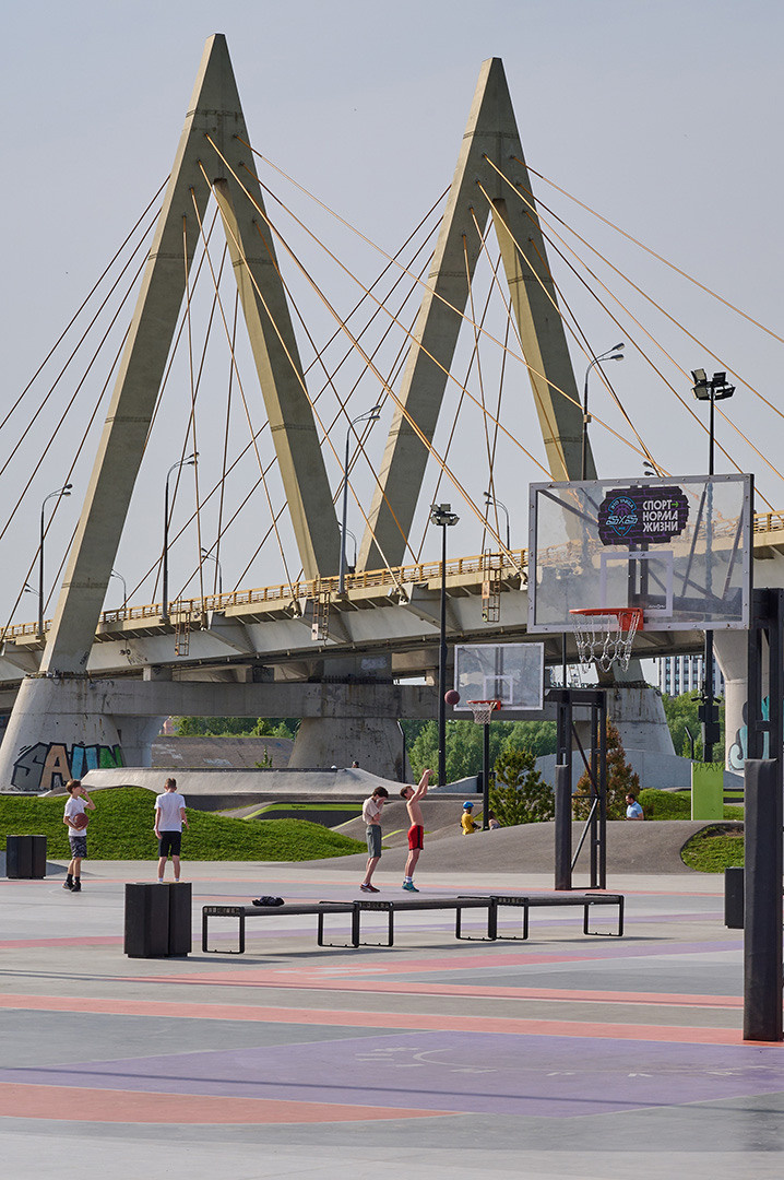 Спортивный парк на берегу Казанки, дети играют в баскетбол