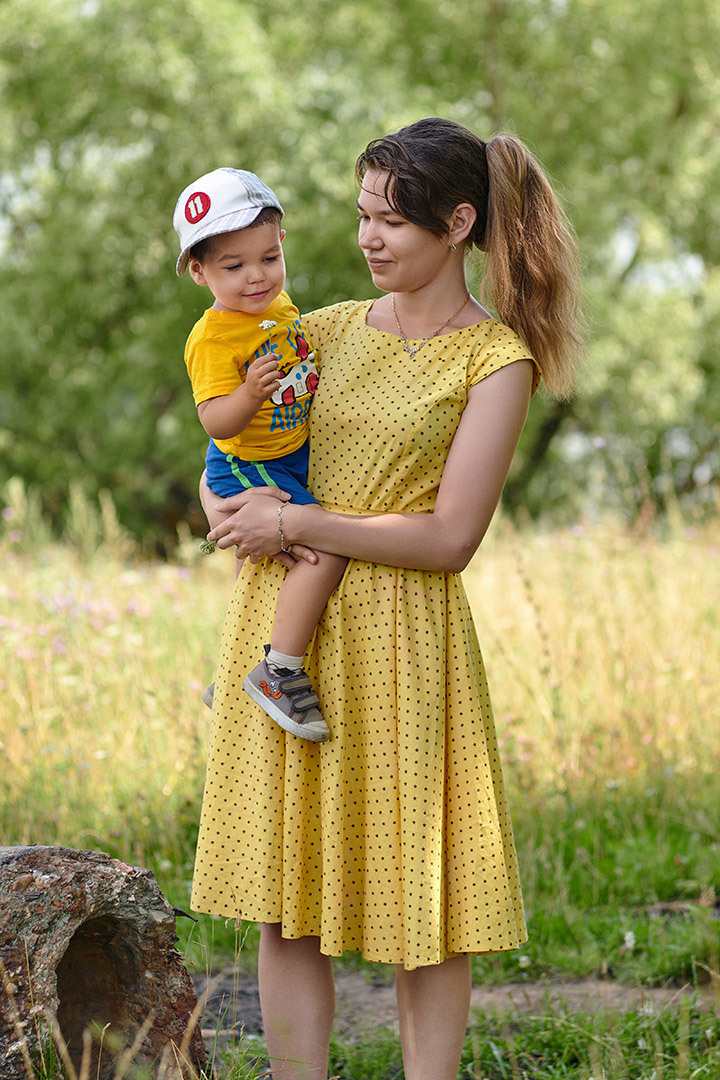 семейная фотосессия, молодая мама держит на руках маленького сына