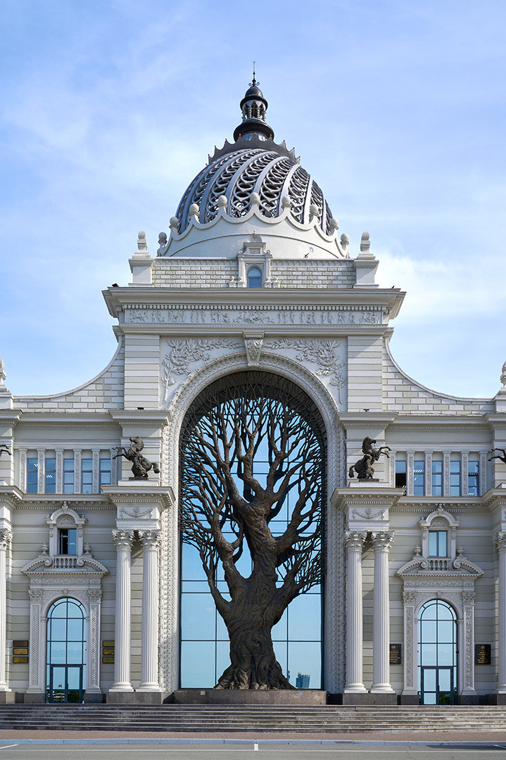 Дерево растет в здании Казань