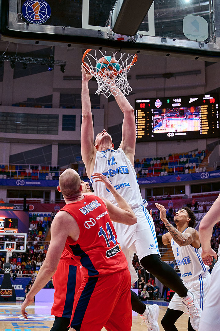 спортивный фотограф Андрей Богатов Сызрань, Баскетбольный матч ЦСКА-Зенит, игрок Зенит забросил мяч в корзину