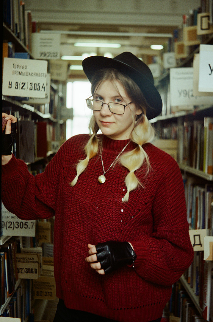 фотограф Андрей Богатов, молодая девушка выбирает книгу в библиотке